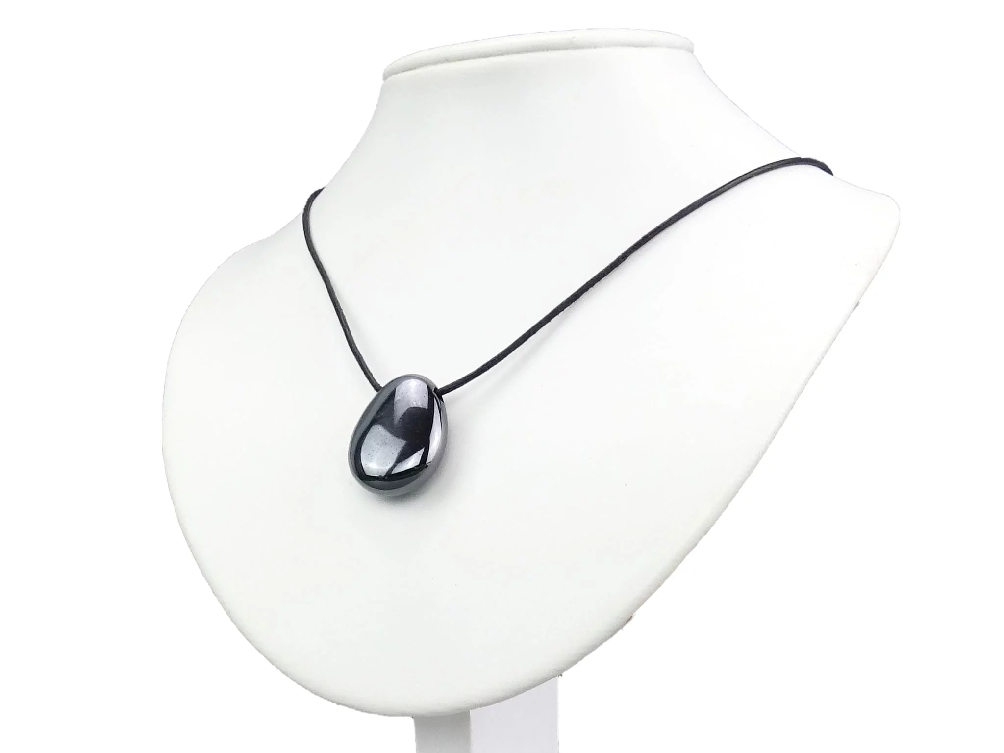 Pendentif en hématite comme collier sur buste à bijoux blanc