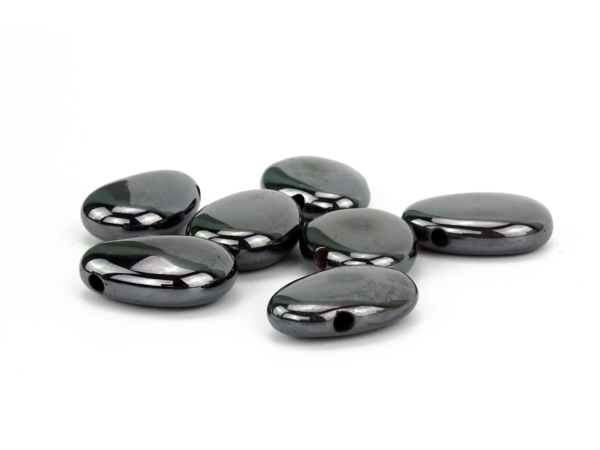 Pierres percées en hématite en vue de sélection sombre brillante