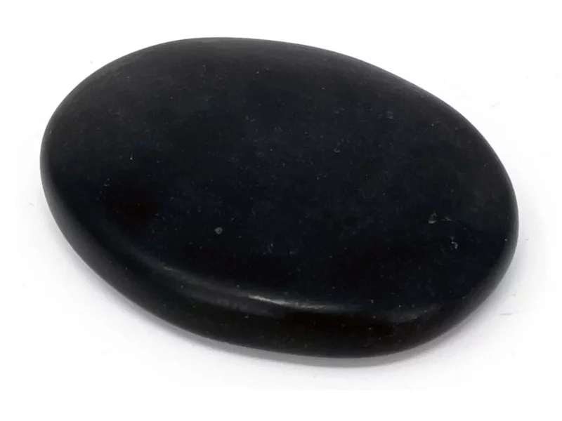 Basalt Hot Stone Massagestein in schwarzer, glatt geschliffener ovaler Form auf weissem Hintergrund