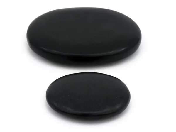 Basalt Hot Stone Massagesteine in zwei flachen, schwarz polierten Ausführungen auf weissem Grund