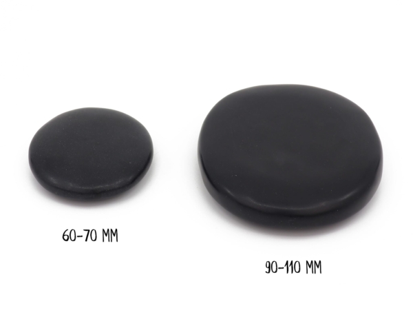 Pierres de massage Hot Stone en basalte en comparaison directe de taille avec 60–70 mm et 90–110 mm
