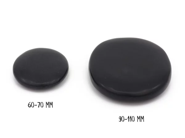 Basalt Hot Stone Massagesteine im direkten Grössenvergleich mit 60–70 mm und 90–110 mm