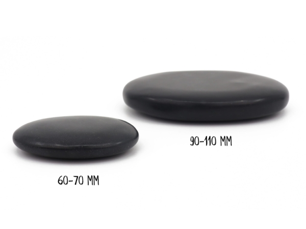 Pierres de massage Hot Stone en basalte montrées de côté, avec les tailles 60–70 mm et 90–110 mm