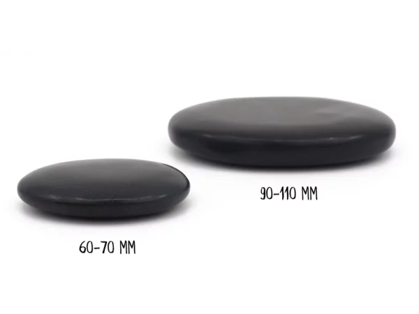 Basalt Hot Stone Massagesteine seitlich gezeigt, mit den Grössen 60–70 mm und 90–110 mm