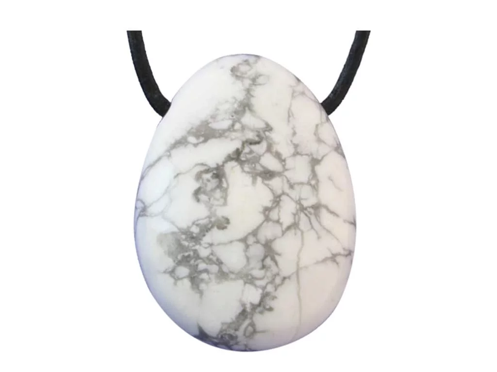 Howlite Edelstein Anhänger als weisser Lochstein mit grauer Maserung und schwarzem Band