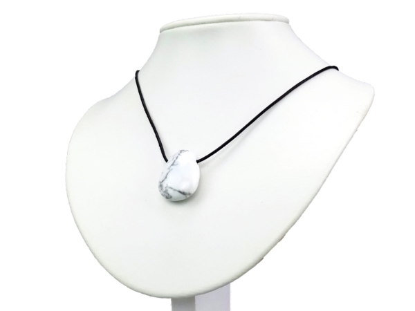 Ciondolo in howlite come collana su busto espositivo bianco