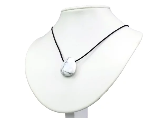 Howlite Edelstein Anhänger als Halskette auf weisser Schmuckbüste