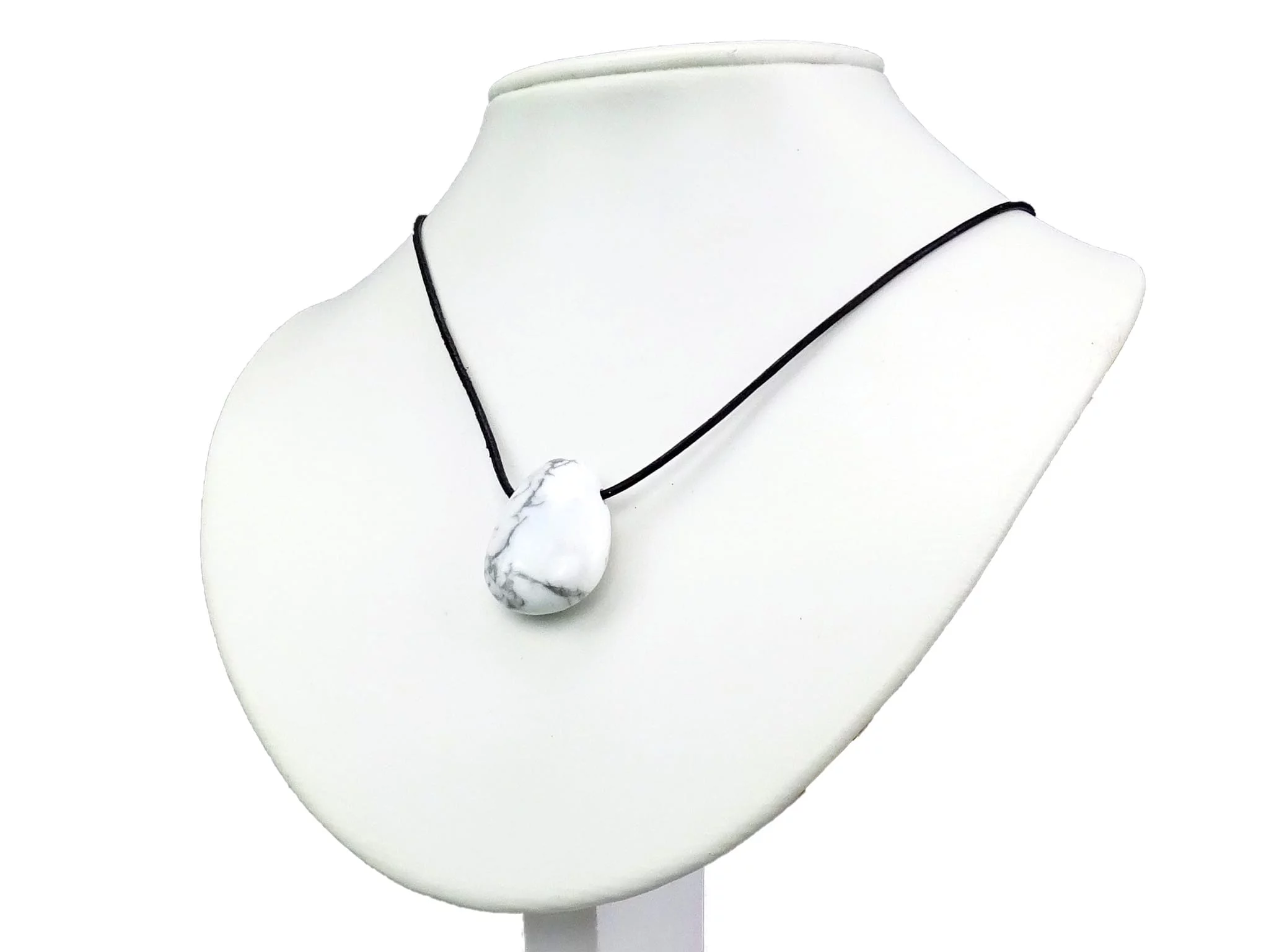 Howlite Edelstein Anhänger als Halskette auf weisser Schmuckbüste