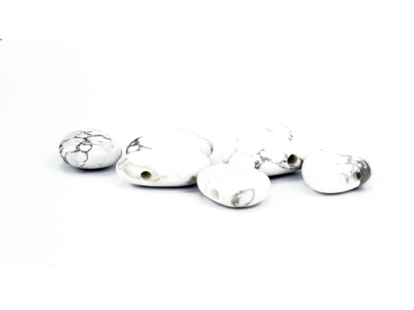 Pietre forate in howlite di colore bianco con venature naturali grigie