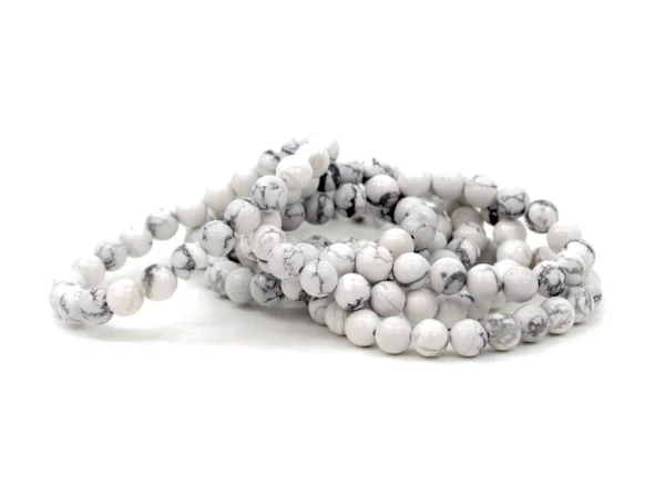 Howlite Edelsteinarmbänder mit glänzenden weissen Kugeln und dunkler Naturstein-Maserung