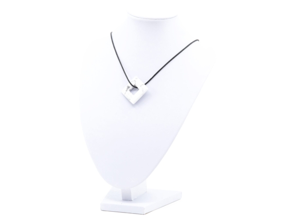 Ciondolo Howlite Square Donut come collana su busto porta gioielli bianco