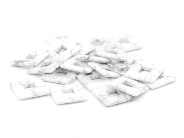 Ciondolo Howlite Square Donut come selezione di diverse pietre forate con venature bianco-grigie