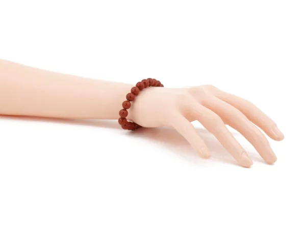 Rotes Jaspis Edelsteinarmband als Trageansicht am Handgelenk auf weissem Hintergrund