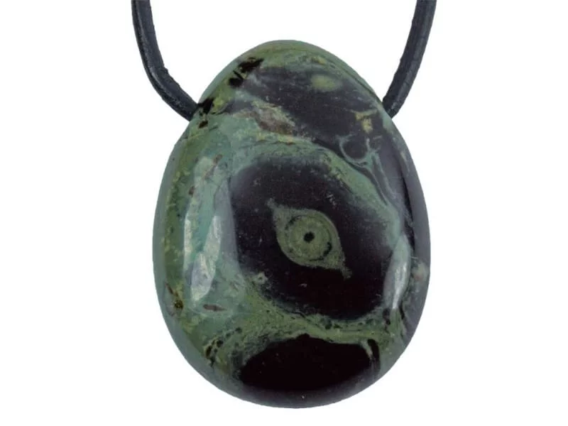 Pendentif en jaspe Kambamba avec motif tourbillonnant vert-noir poli sur cordon noir