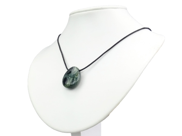 Pendentif en jaspe Kambamba porté sur long collier noir présenté sur buste blanc