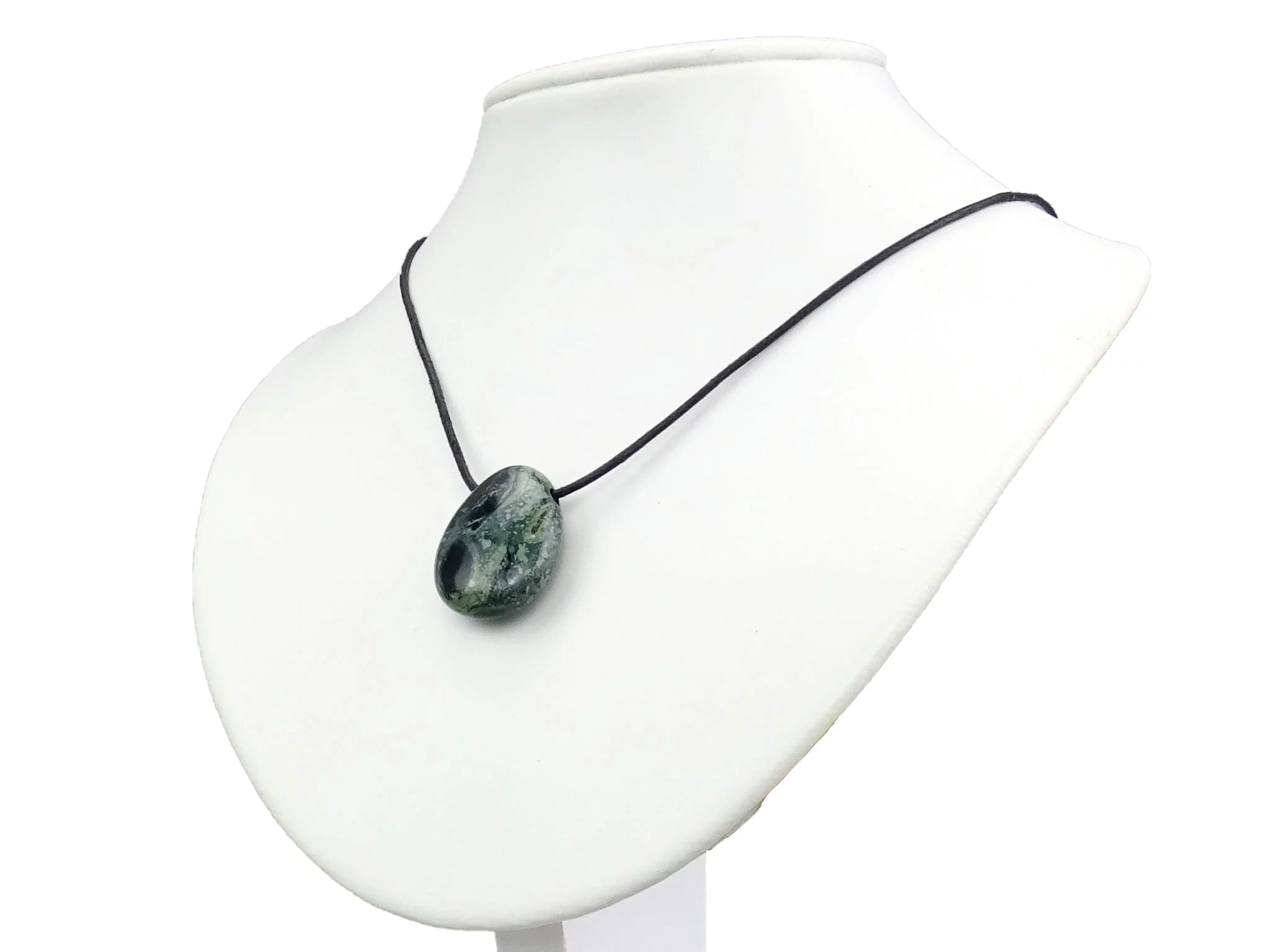 Pendentif en jaspe Kambamba porté sur long collier noir présenté sur buste blanc