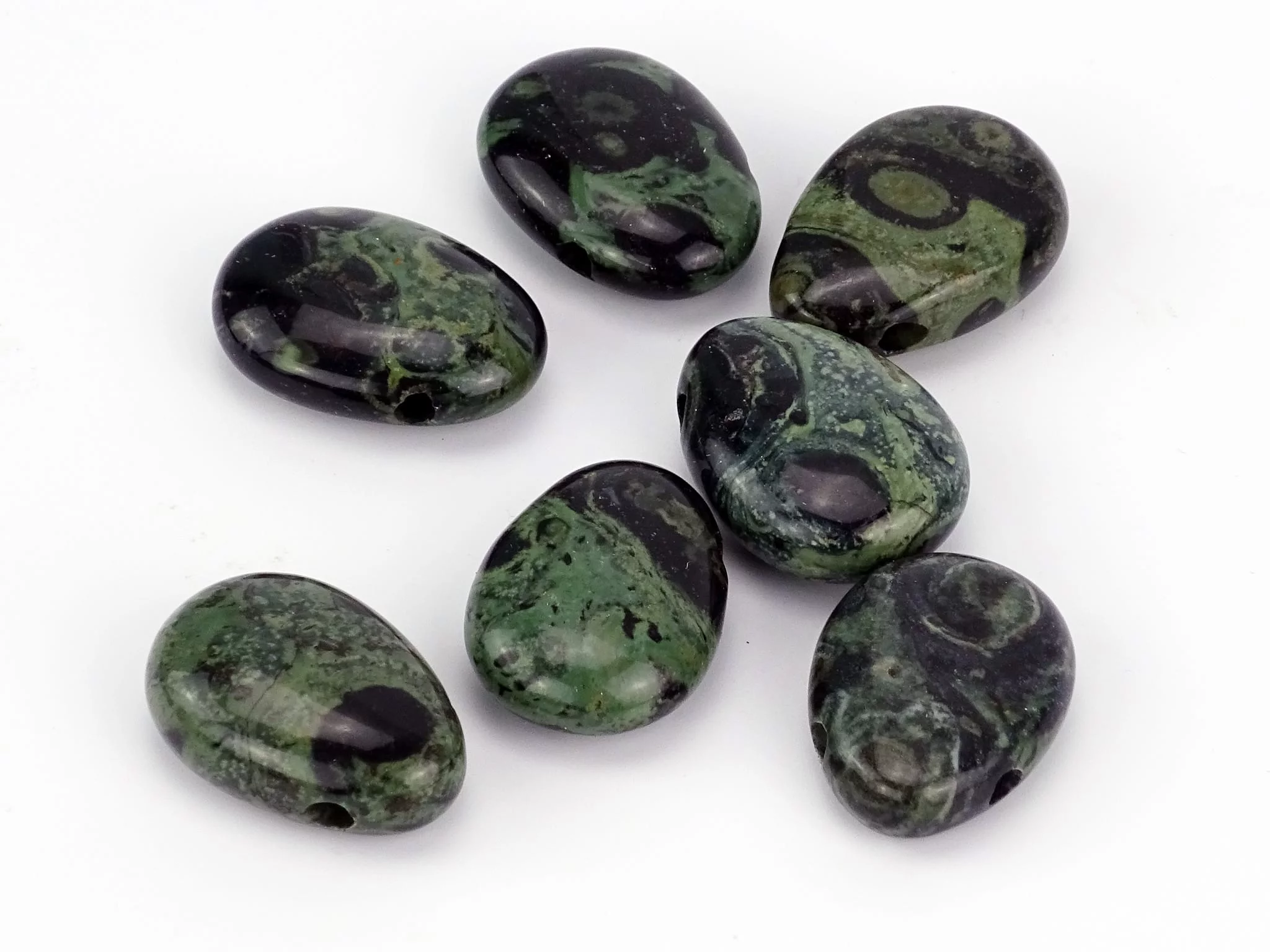 Pendentif en jaspe Kambamba sélection de pierres ornementales polies vert-noir avec perforation