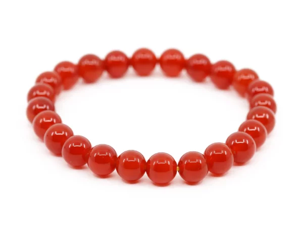 Karneol Edelsteinarmband mit roten rund geschliffenen Kugeln in leicht erhöhter Ansicht