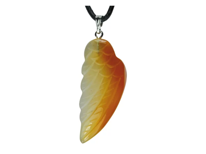 Ciondolo Ali d'Angelo in Corniola in colorazione arancio-rossa con occhiello in metallo e collana nera