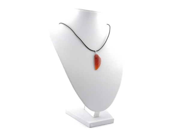 Ciondolo Ali d'Angelo in Corniola come collana su busto porta gioielli bianco in vista indossata