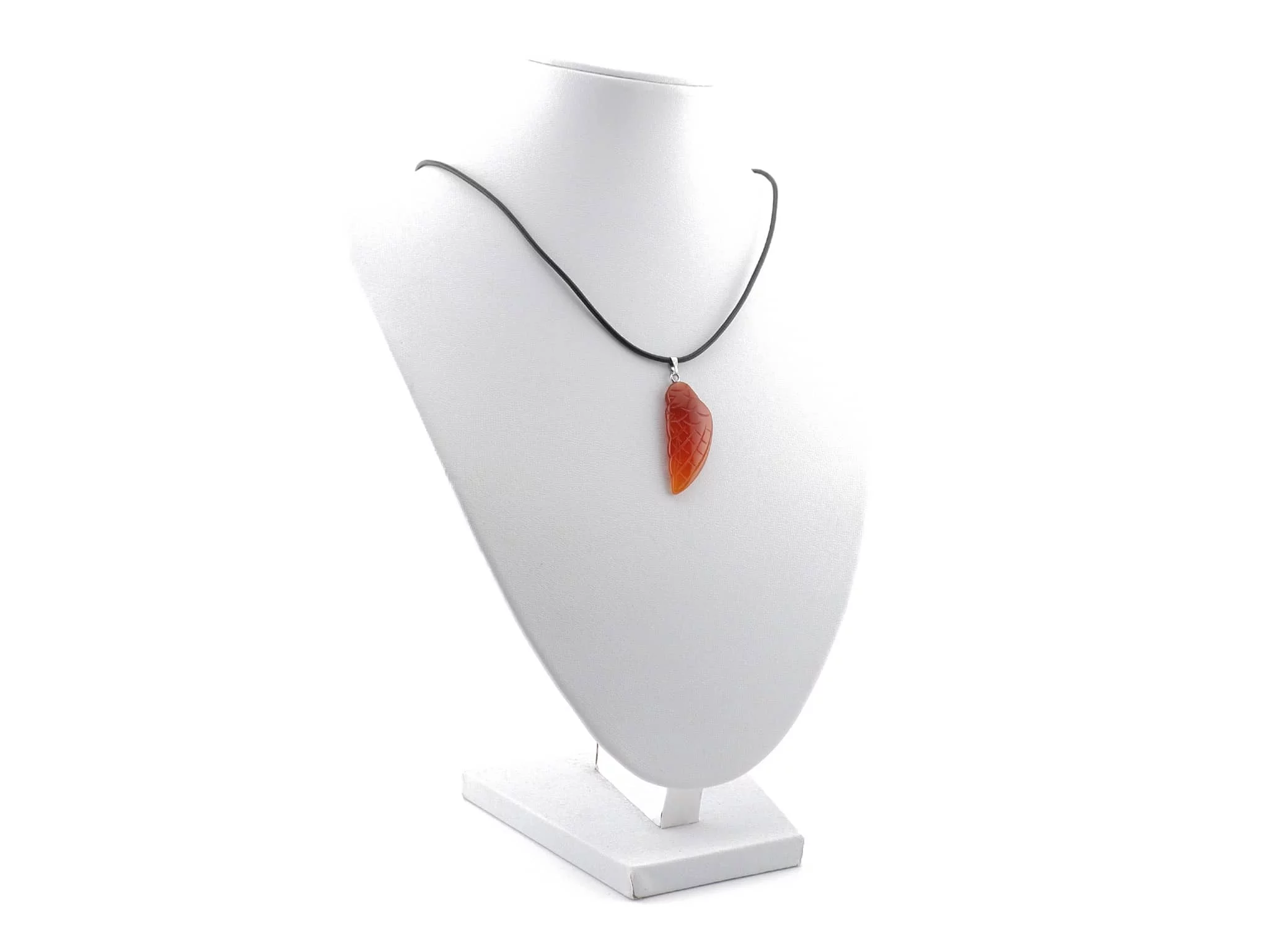 Ciondolo Ali d'Angelo in Corniola come collana su busto porta gioielli bianco in vista indossata