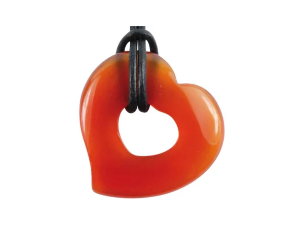 Pendentif cœur en cornaline rouge-orangé avec un cordon noir sur fond blanc