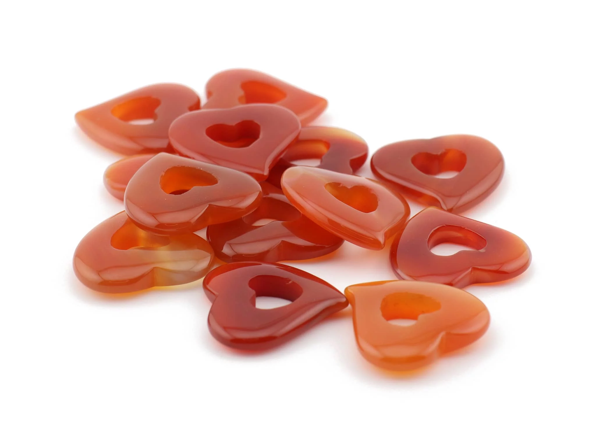 Pendentif cœur en cornaline comme sélection de plusieurs pierres ornementales polies rouge-orangé