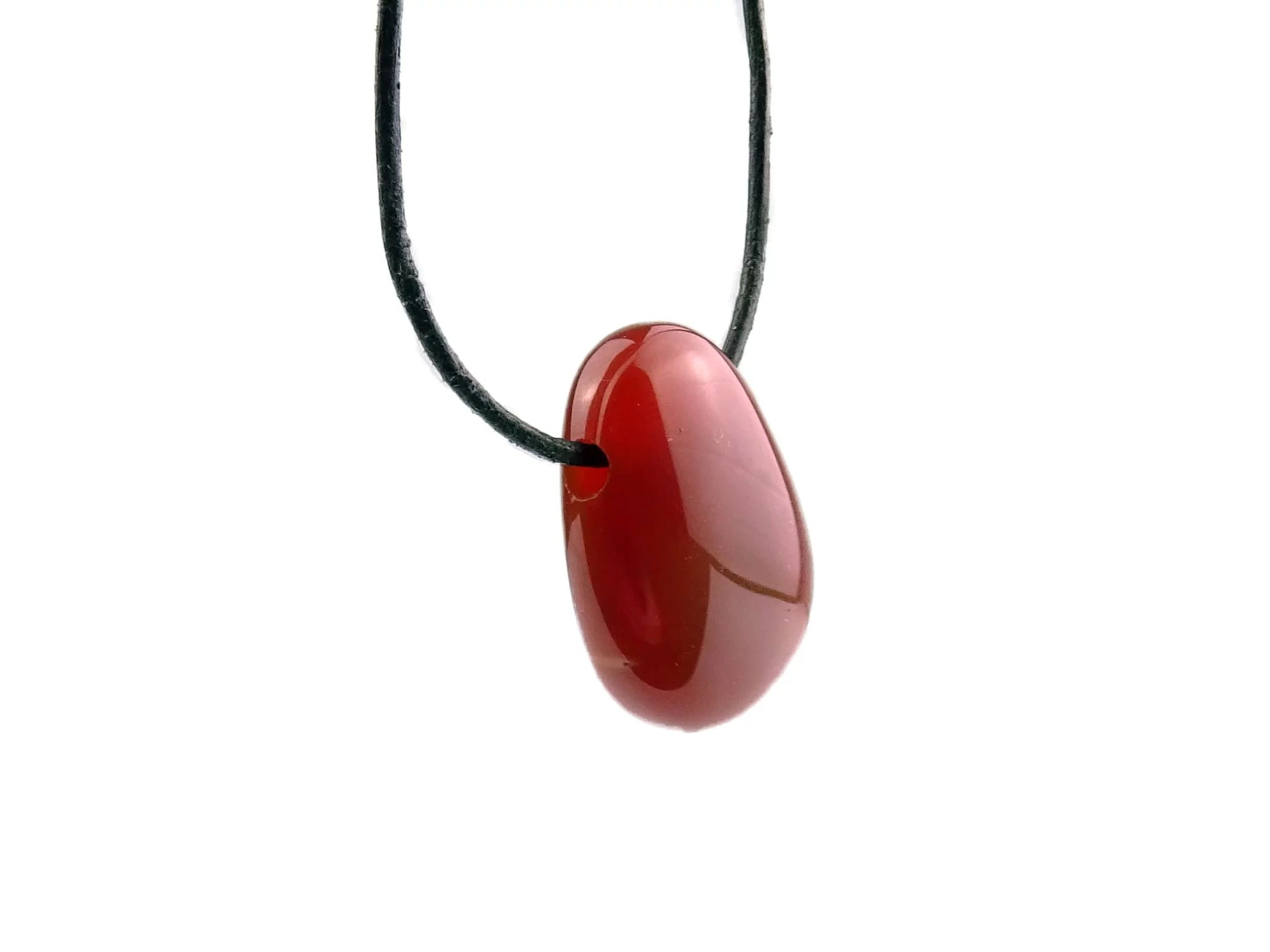 Ciondolo in corniola in vista laterale con foro visibile e collana nera