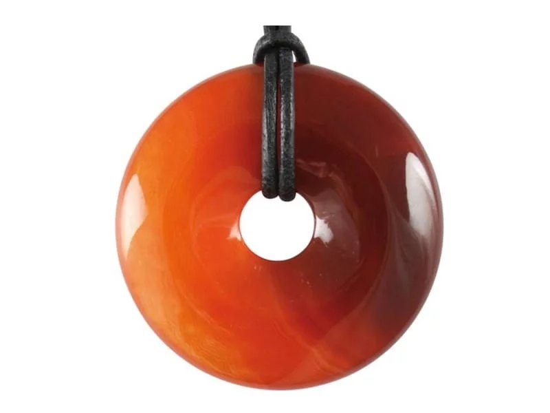 Karneol Donut Anhänger in Rotorange mit schwarzem Lederband vor weissem Hintergrund