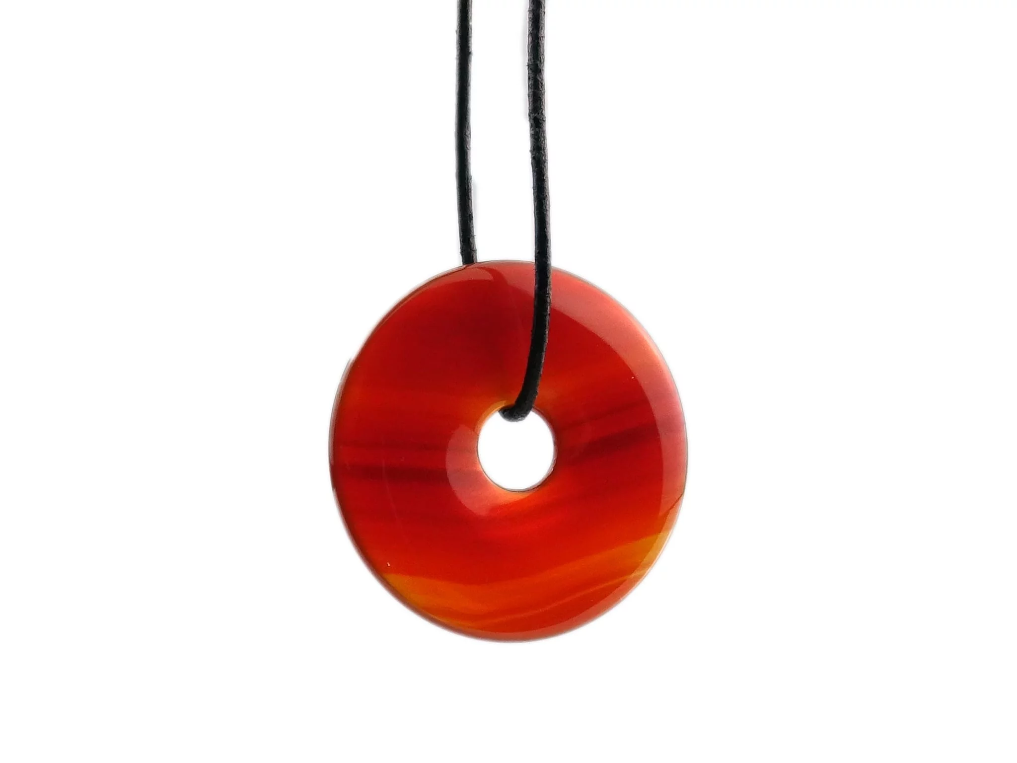 Ciondolo Donut Corniola in rosso brillante con collare nero infilato