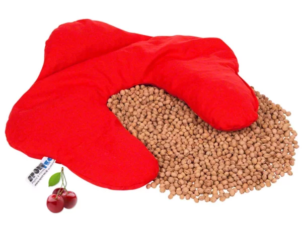 Kirschkern-Nackenhörnchen in Rot mit sichtbarer Kirschkernfüllung auf weissem Hintergrund