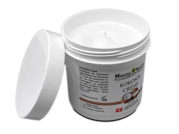 Kokosöl Creme in geöffneter weisser Dose mit abgenommenem Deckel und sichtbarer Creme