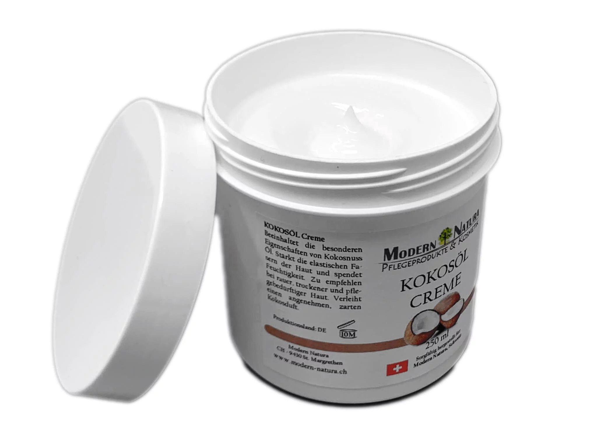 Crema all'olio di cocco in barattolo bianco aperto con coperchio rimosso e crema visibile