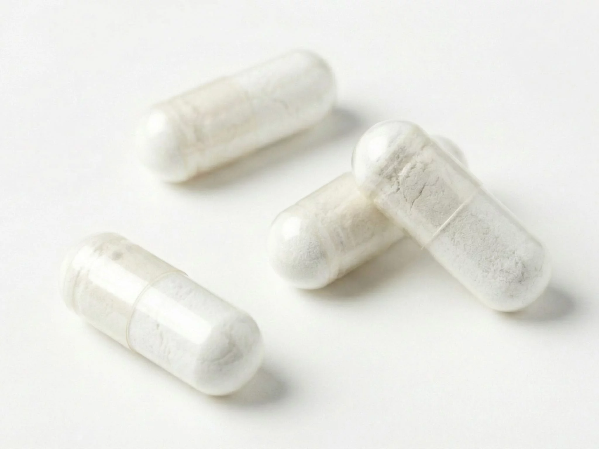 Magnesium capsules as white powder filling in transparent vegetarian capsule shells