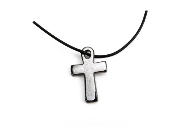Pendentif croix en hématine sur collier noir sur fond blanc