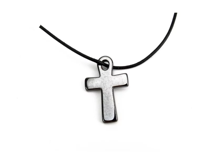 Hämatin Kreuz Anhänger an schwarzem Halsband vor weissem Hintergrund