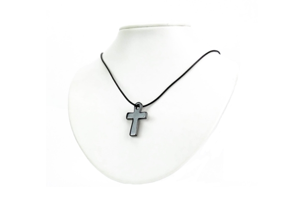 Pendentif croix en hématine comme collier sur buste à bijoux blanc