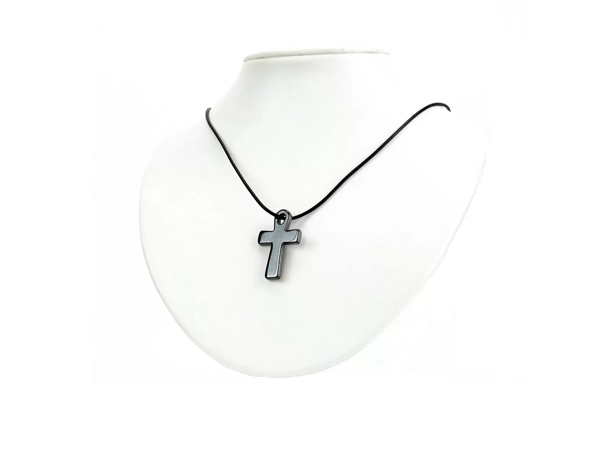 Pendentif croix en hématine comme collier sur buste à bijoux blanc