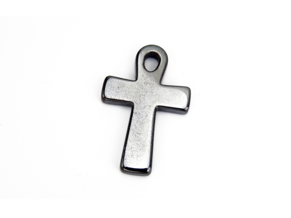 Pendentif croix en hématine en vue frontale rapprochée avec surface brillante