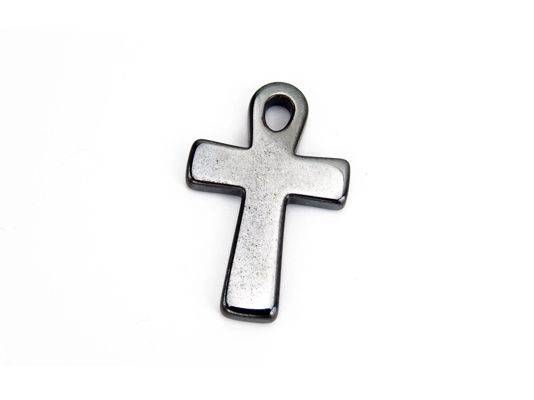 Pendentif croix en hématine en vue frontale rapprochée avec surface brillante