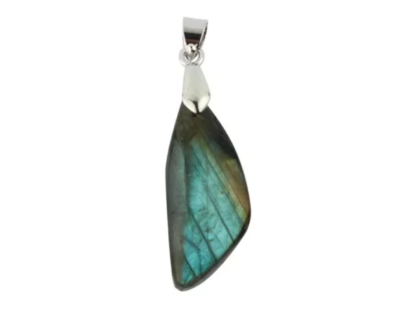 Pendentif en labradorite avec surface de pierre polie bleu-vert chatoyante et bélière en argent sur fond blanc