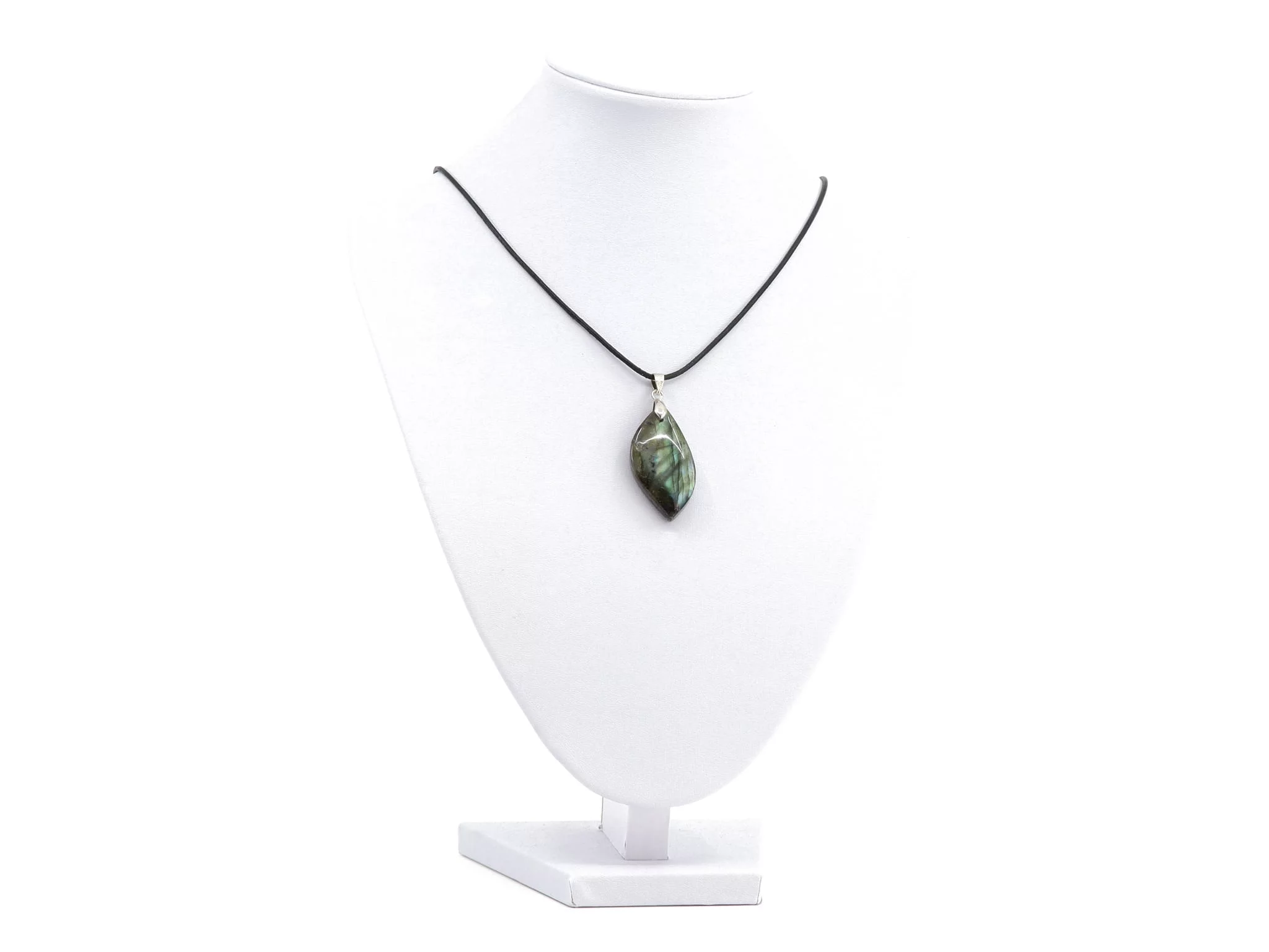 Pendentif en labradorite sur collier noir, sur buste de bijouterie blanc, vue d’ensemble