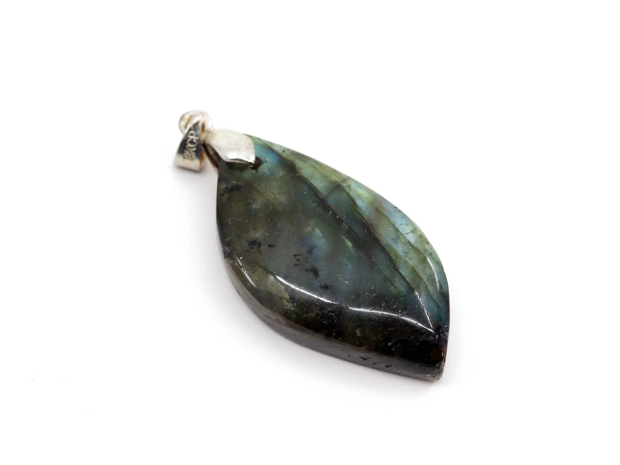 Pendentif en labradorite en gros plan avec surface polie sombre et jeu de couleurs bleu-vert