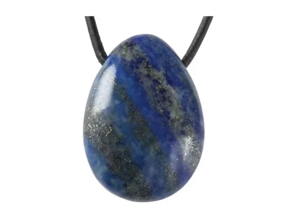 Lapis Lazuli Lochstein Anhänger in tiefem Blau mit schwarzen Halsband vor weissem Hintergrund