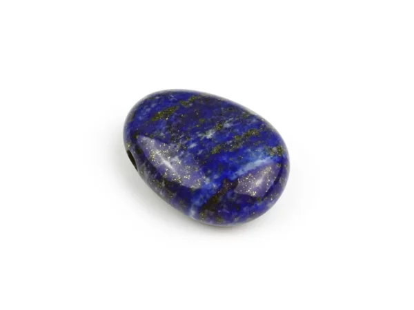 Lapis Lazuli Lochstein als Nahaufnahme mit blauen, hellen und goldfarbenen natürlichen Einschlüssen