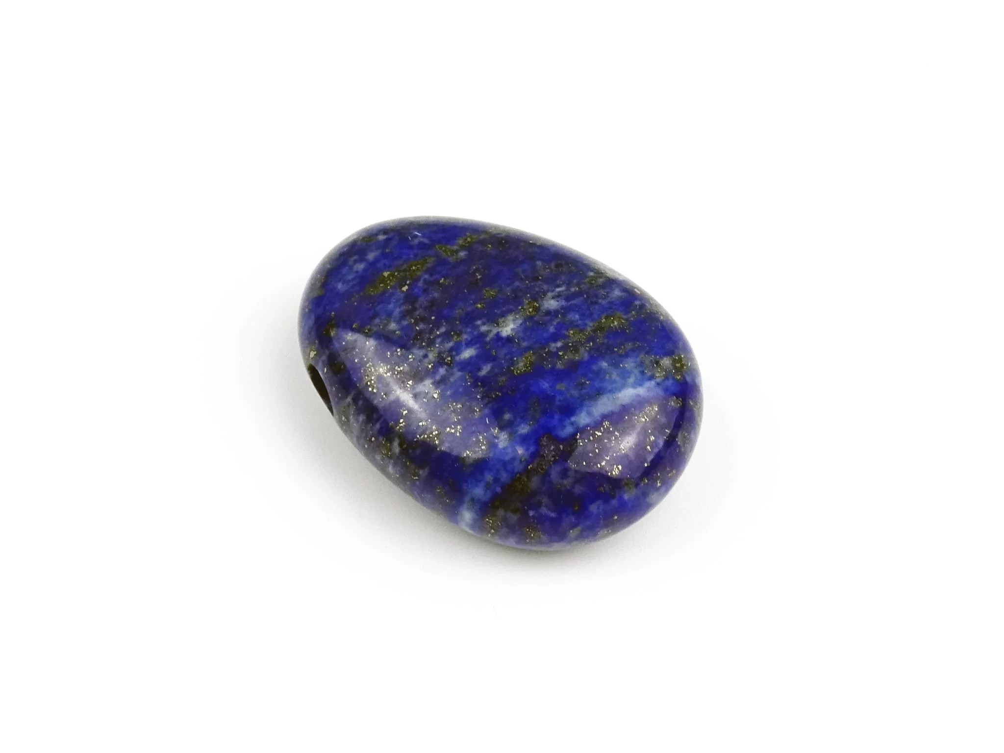 Lapis Lazuli Lochstein als Nahaufnahme mit blauen, hellen und goldfarbenen natürlichen Einschlüssen