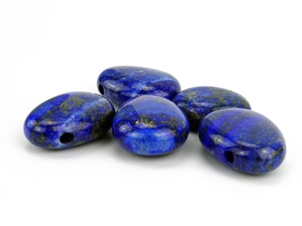 Pierres percées de lapis-lazuli avec différentes marques bleues naturelles et des perçages visibles