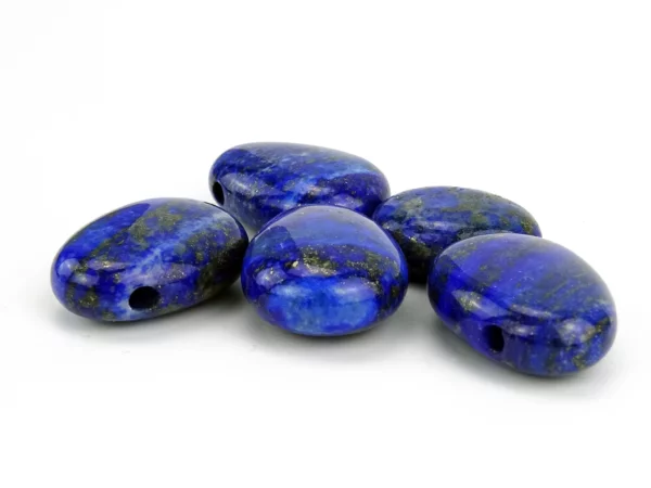 Lapis Lazuli Lochsteine in verschiedenen natürlichen Blauzeichnungen mit sichtbaren Bohrungen