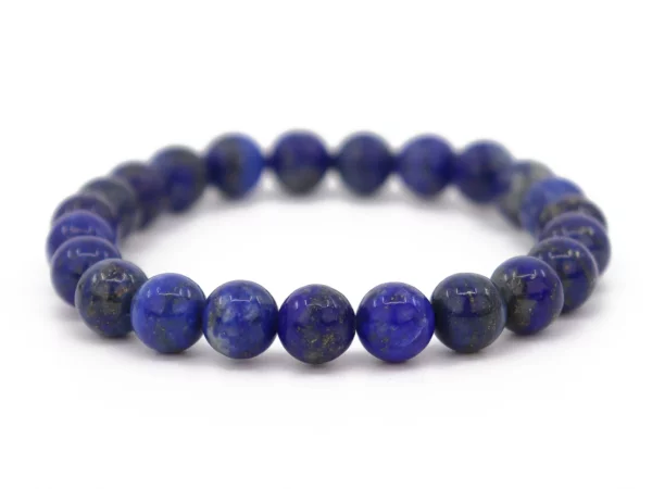 Lapis-Lazuli Edelsteinarmband mit dunkelblauen polierten Kugeln in Nahansicht auf weissem Grund