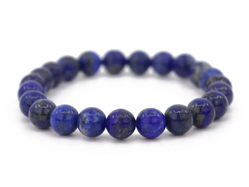 Lapis-Lazuli Edelsteinarmband mit dunkelblauen polierten Kugeln in Nahansicht auf weissem Grund